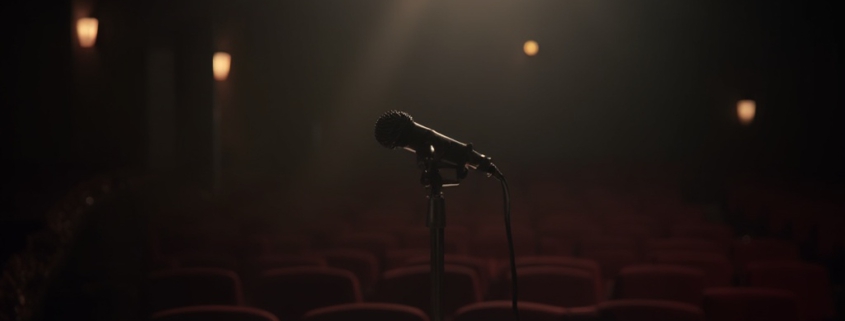 Finde dein Ich auf der Bühne: Meistere die Charakterentwicklung für deine Standup-Comedy